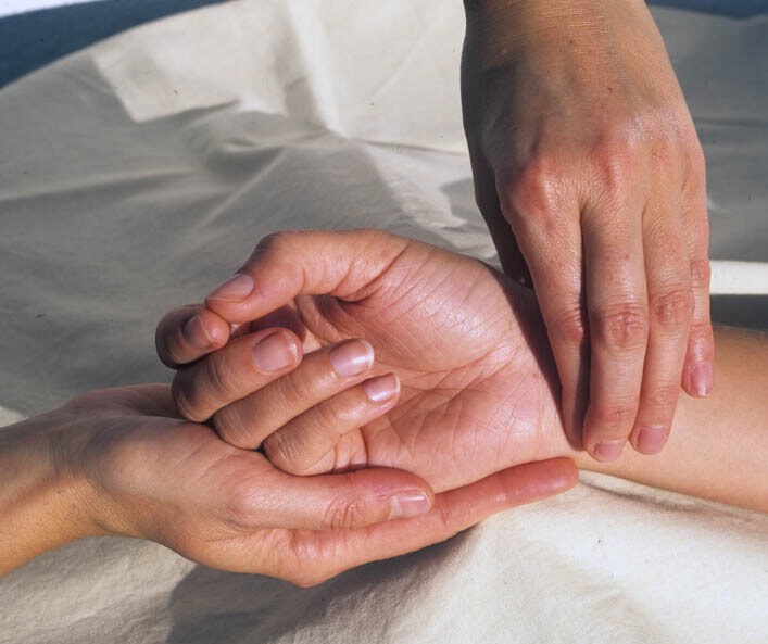 Handtherapie-Behandlung, Nahaufnahme zweier Hände