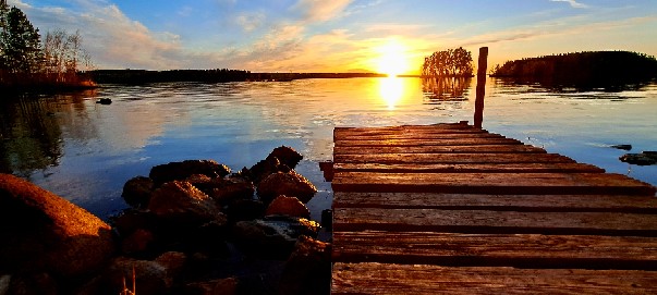 Laituri auringonlaskun aikaan Suomessa