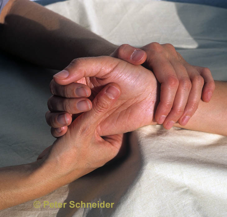 Zwei Hände in einer Handtherapie-Behandlung